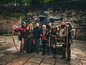 Roberto with Robin Hood, his Merrie Men & Maid Marian (Spirit of England theatre group) at the Robin Hood statue.