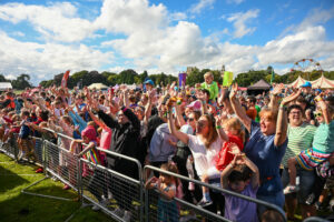 Photo of the barrier crowd at Gloworm